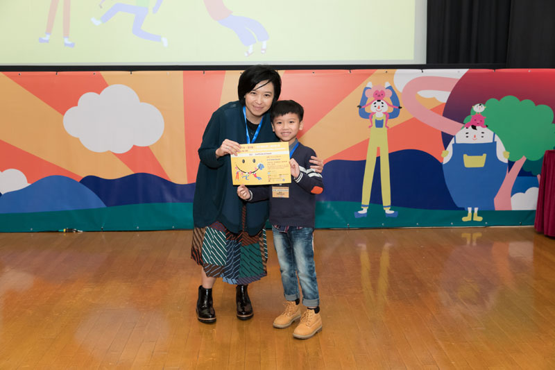 護苗基金總幹事譚紫茵女士頒發獎狀予初小組入圍者黃文軒小朋友。